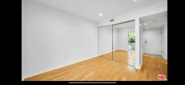 Building Photo - 330 S Barrington Ave