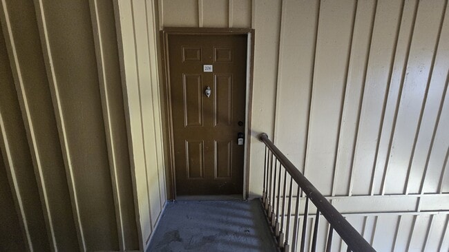 Building Photo - 492 Banyon Tree Cir