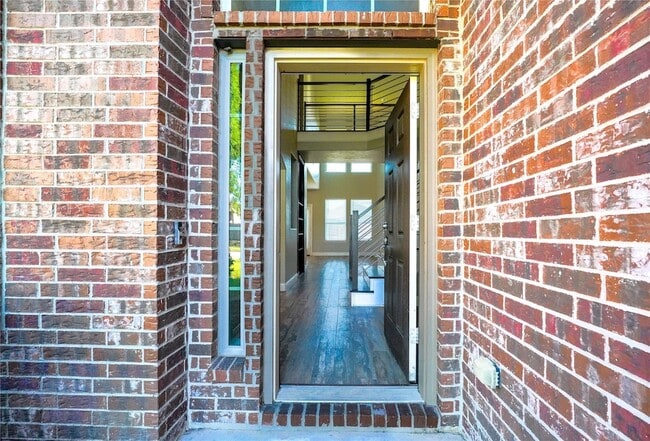 Building Photo - 1205 Caroline Dr