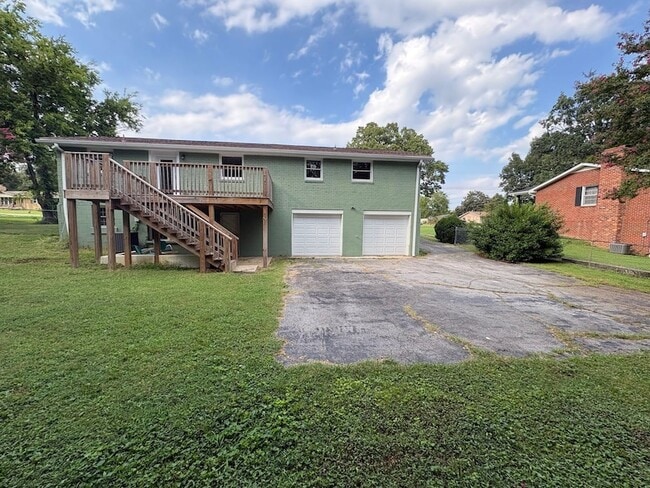Building Photo - 1614 Shady Cir