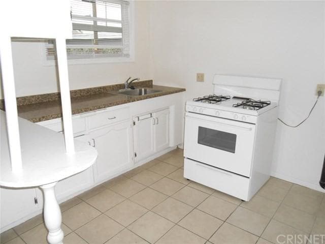 Tiled kitchen w/ stove - 2115 Marengo Ave