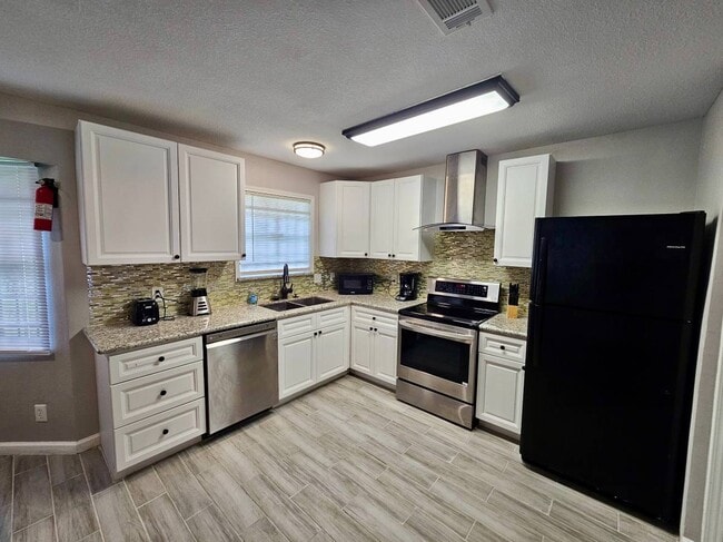 Building Photo - 5840 Oleander St