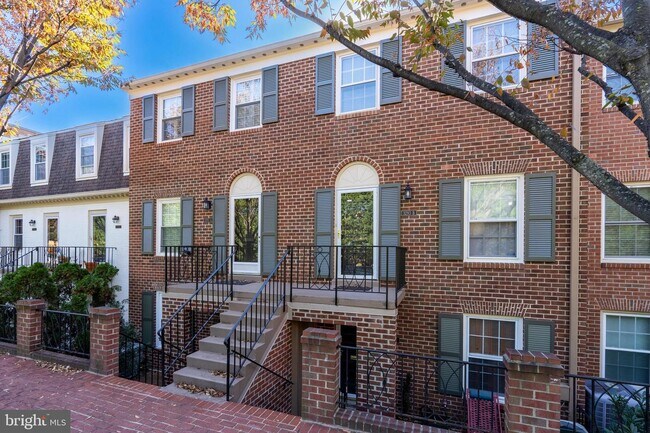 Building Photo - 3293 Sutton Pl NW