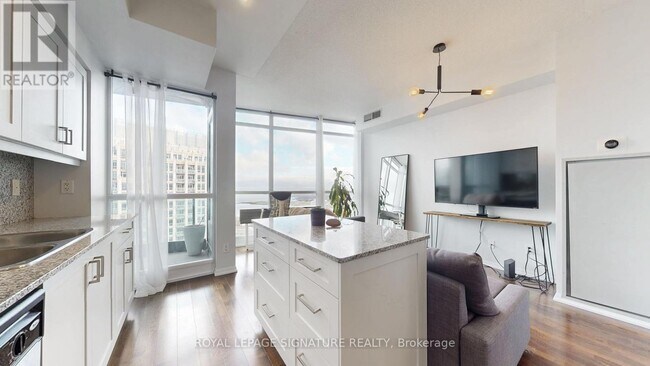 Building Photo - 215 Fort York Blvd