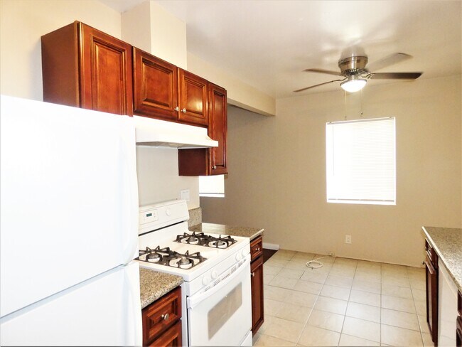 Building Photo - 1432 Plaza del Amo