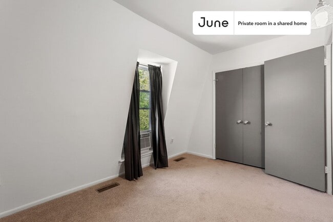 Building Photo - Room in Shared 5 bed/3 bath home
