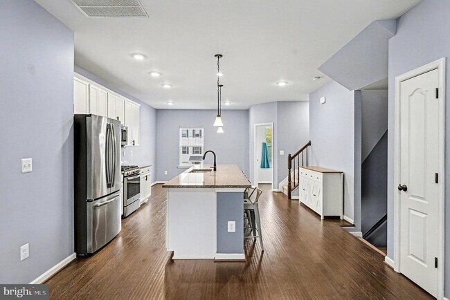 Foto del edificio - 2444 Drake Ln