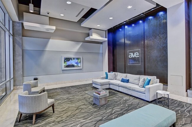 Foto del edificio - Uptown Highrise with Pool!