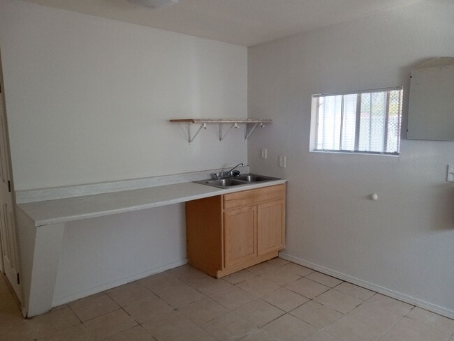 Building Photo - AVAILABLE NOW -1 bed -1 bath - aprox 400 s...