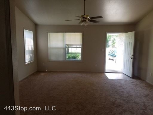 Primary Photo - 2650 E Oakbrook Dr
