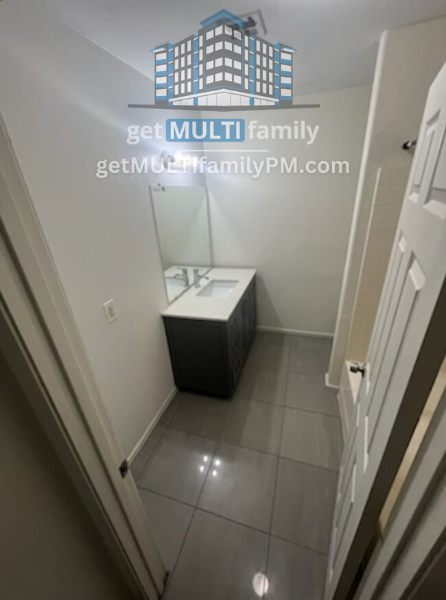 Foto del edificio - 2-Bedroom  located by in a Prime Location ...