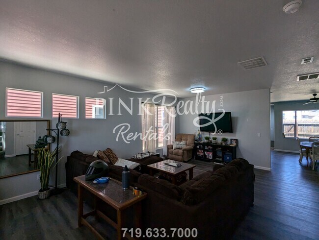 Foto del edificio - 3 Bedroom Townhome with Fenced Back Yard!