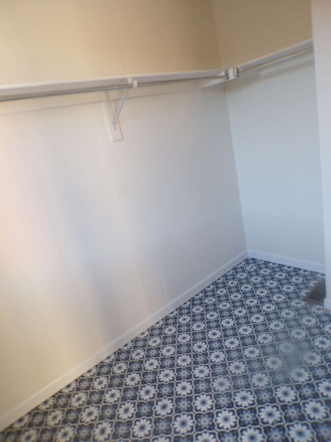 Foto del edificio - 7027 W Virginia Ave