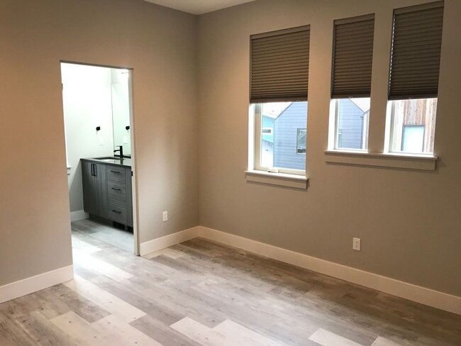 Building Photo - Newer Construction 3 Bedroom Townhome with...