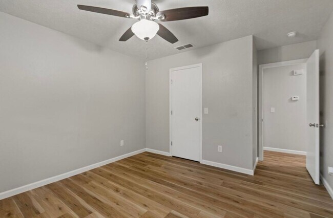 Foto del edificio - 2202 N Pierce Ave