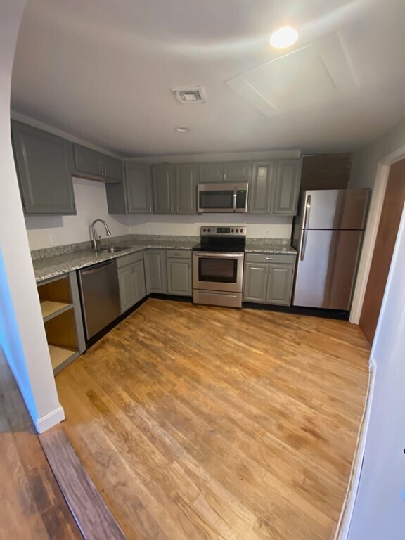 Building Photo - 105 Charter St