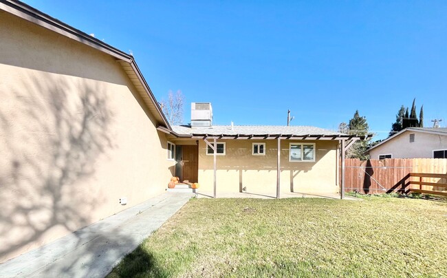 Building Photo - Merced: $1975 3 bed 2 bath single story ho...