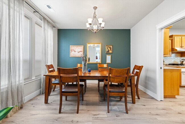 Foto del edificio - Charming 4 Bedroom, 2.5 Bathroom Home in t...