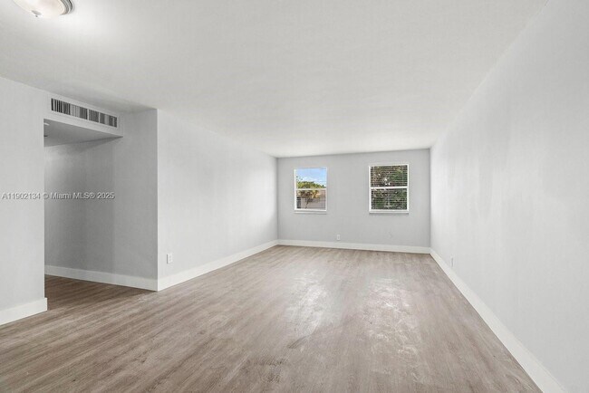 Foto del edificio - 1530 Crescent Cir