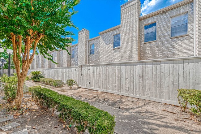 Foto del edificio - 3780 Tanglewilde St