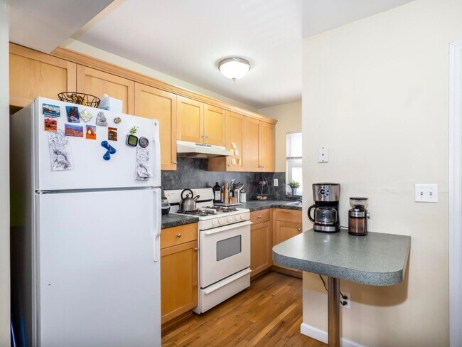 Building Photo - 327 5th St