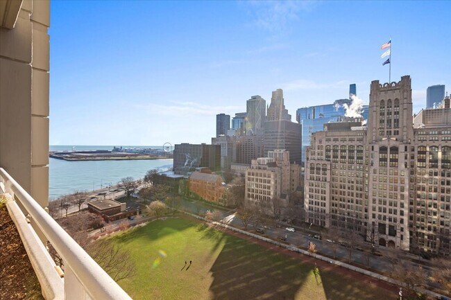 Foto del edificio - 250 E Pearson St