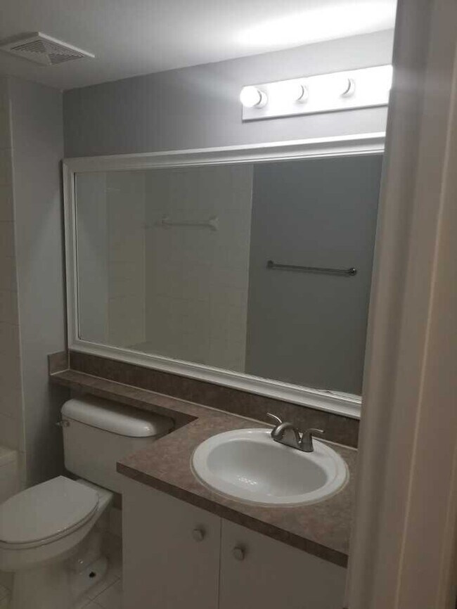 Foto del edificio - Bldg 8- Uni 206- Spacious 1bed/1bath-2nd f...
