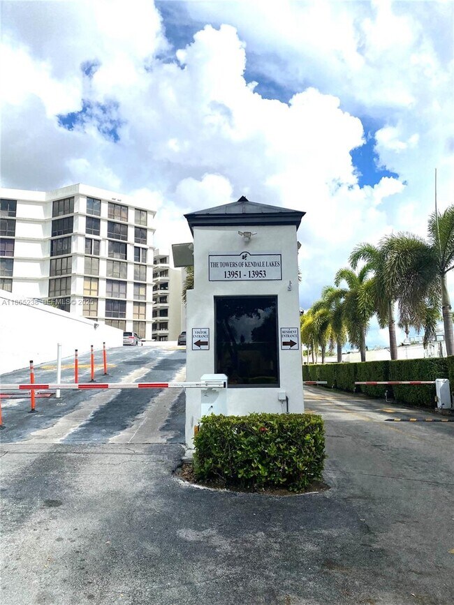 Building Photo - 13953 Kendale Lakes Cir