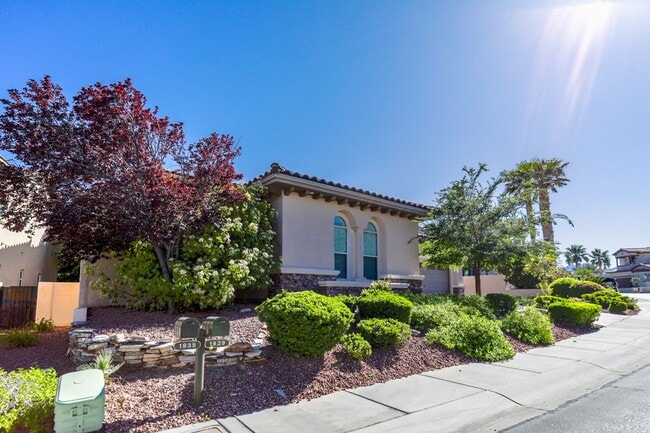 Building Photo - Red Rock Country Club Beauty W/ 4 Beds, Po...