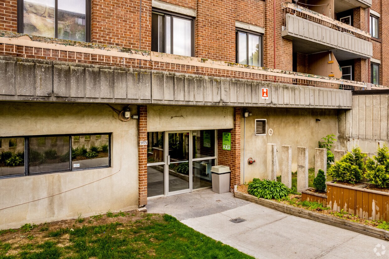 Building Photo - 5975-5995 Av de l'Authion