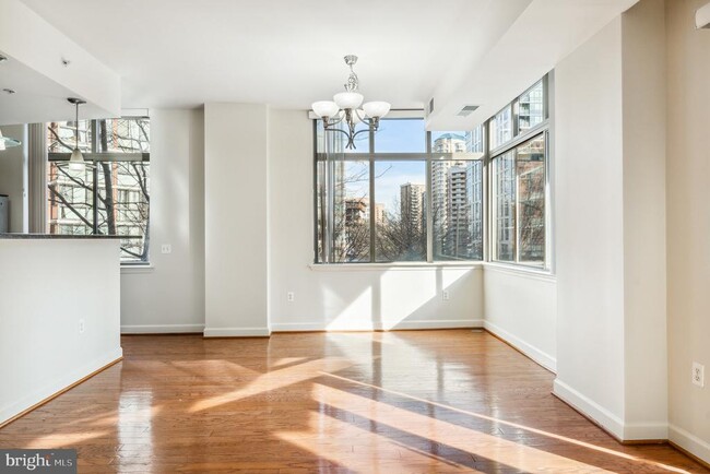 Building Photo - 1000 N Randolph St