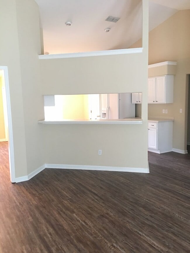 Building Photo - 5643 Sioux Dr