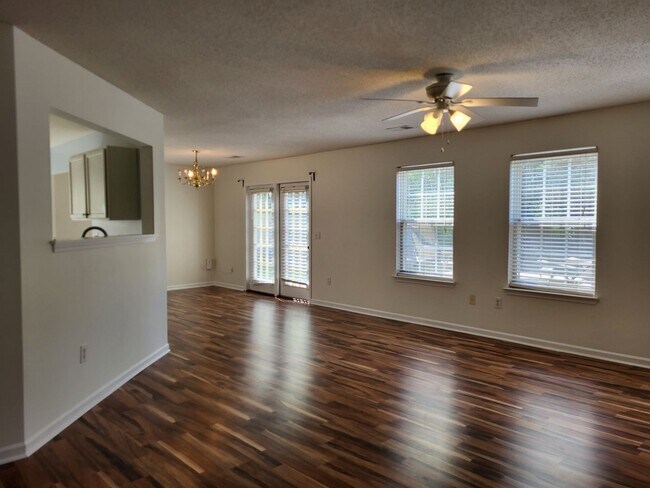 Foto del edificio - 3 bedroom home in Highland Creek