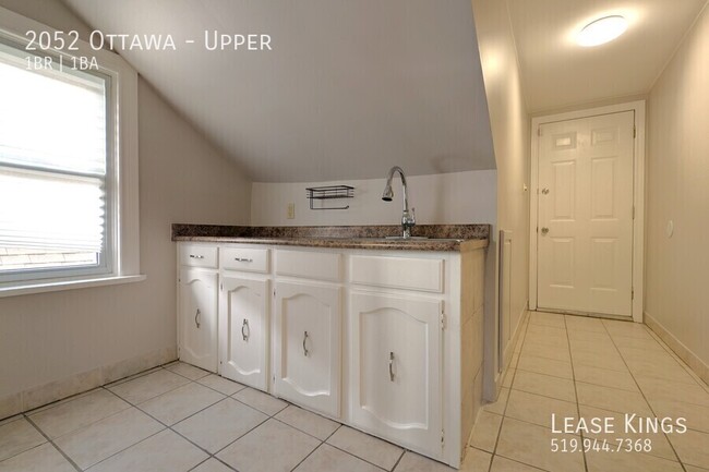 Building Photo - 1 Bed 1 Bath Upper on Ottawa - Off Street ...