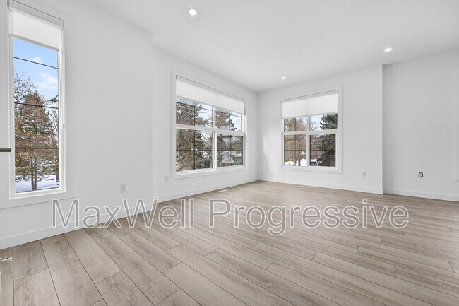 Photo du bâtiment - 13516-13115 115 Ave NW