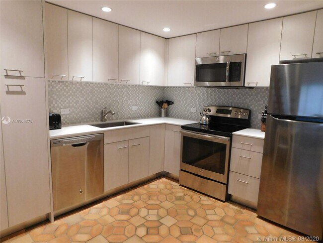 Foto del edificio - 2800 Pine Tree Dr