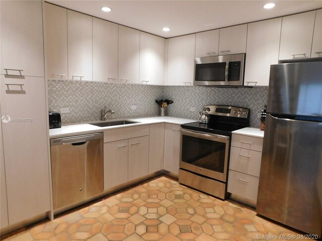 Building Photo - 2800 Pine Tree Dr