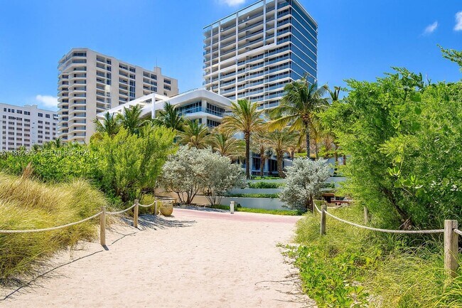 Foto del edificio - 6799 Collins Ave