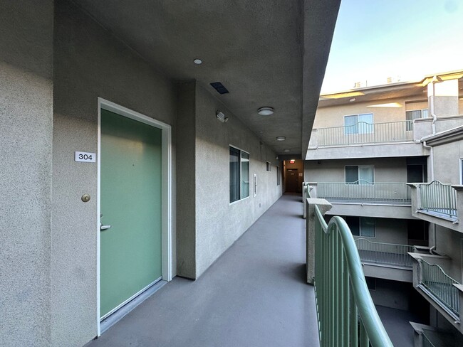 Building Photo - Immediate Move In: Spacious 3bed2bath condo Adjacent to Warner Center/Woodland Hills! Minutes to ...
