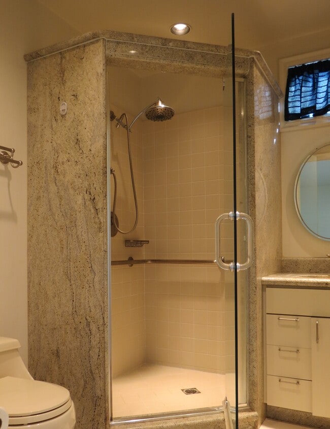 Building Photo - 2543 Oakes Dr