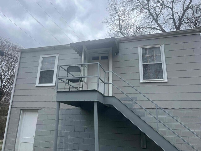 Building Photo - 817 Moulton St E