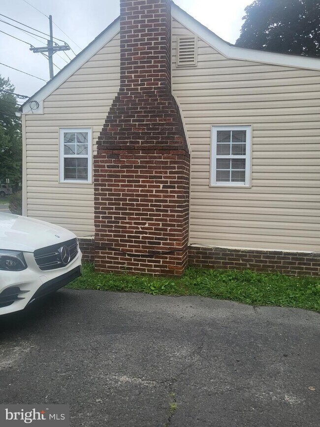 Building Photo - 274 Creek Rd