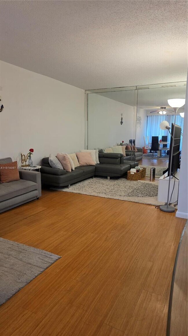 Foto del edificio - 750 NE 199th St