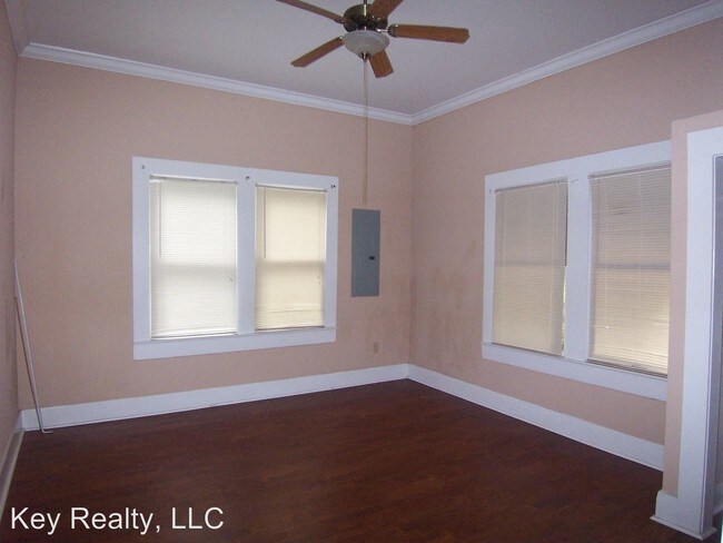 Building Photo - 922 College Dr