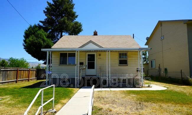 Building Photo - 1200 S Vermont Ave
