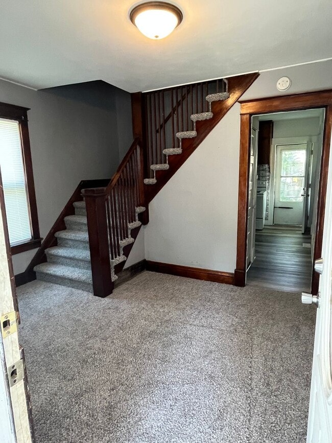 Building Photo - 1 1/2 story 2 Bedroom home!!