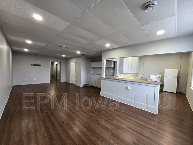 Building Photo - 107 1st St E