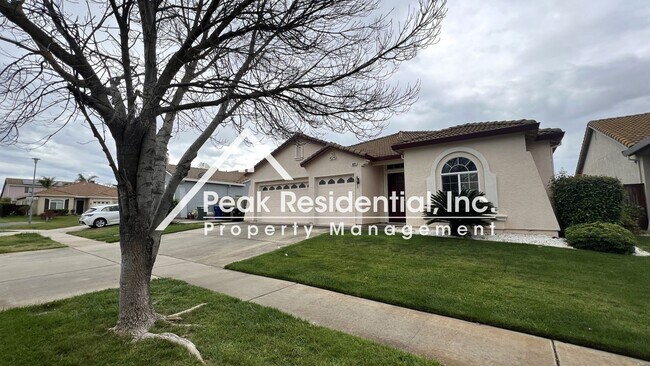Foto del edificio - Wonderful 4bd/3ba Home with 3 Car Garage!