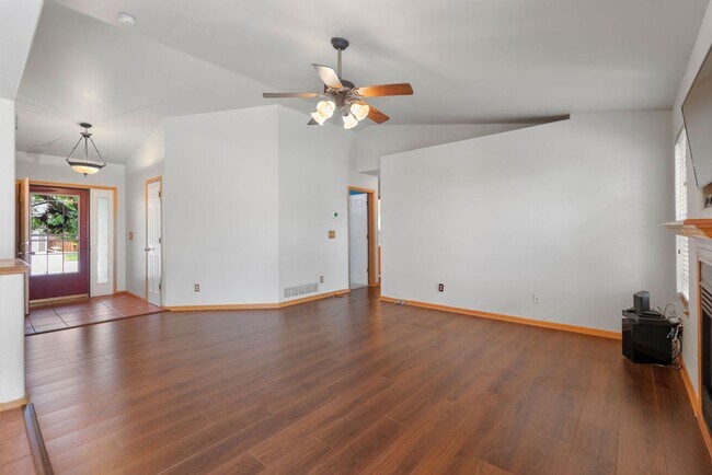 Foto del edificio - 5 Bedroom home in Huntington Hills