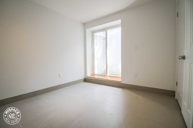 Building Photo - 480 Kosciuszko St